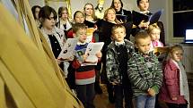 Na starém zámku v Hořovicích koledy zazpívaly děti z pěveckého sboru Základní umělecké školy Josefa Slavíka Hořovice.