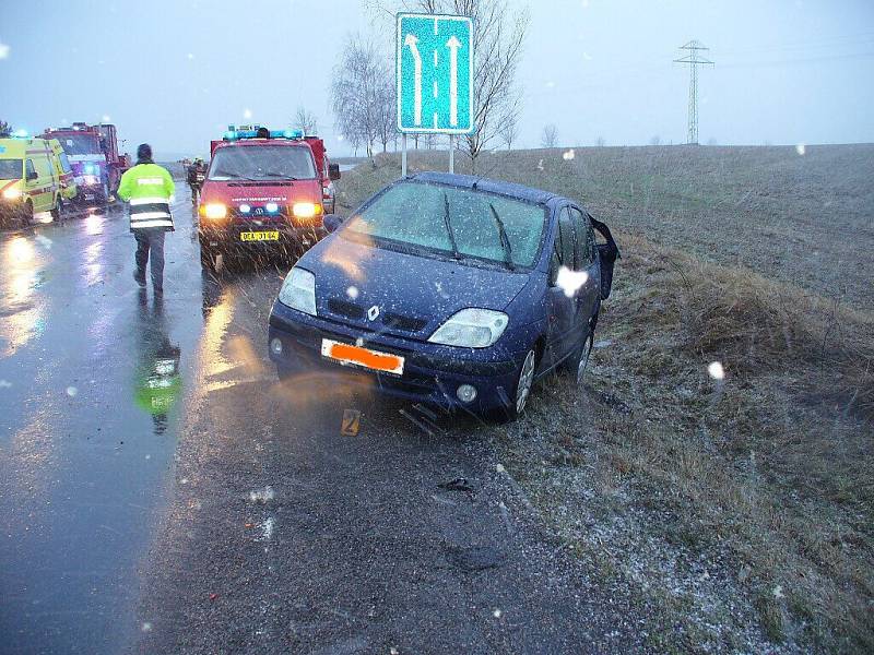 U Chyňavy se srazil autobus s osobním autem