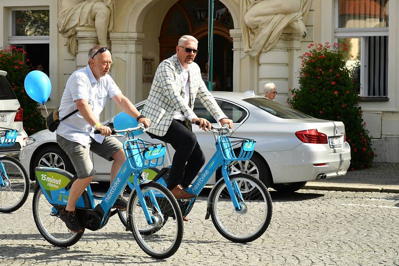 Ze spuštění projektu sdílených elektrokol na Husově náměstí v Berouně.