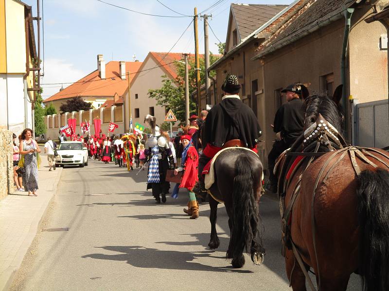 Na Tetín dorazil v sobotu 2. června průvod vévody Štěpána, další den pokračoval na Karlštejn v rámci královského průvodu.