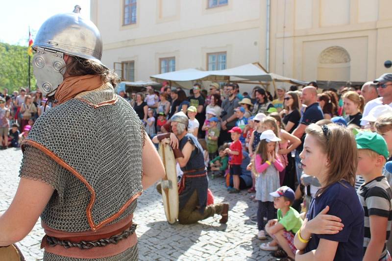 Na zámku v Nižboru zahájili novou sezonu oslavou keltského svátku Beltaine. Zajímavý program plný zábavy přilákal davy lidí.