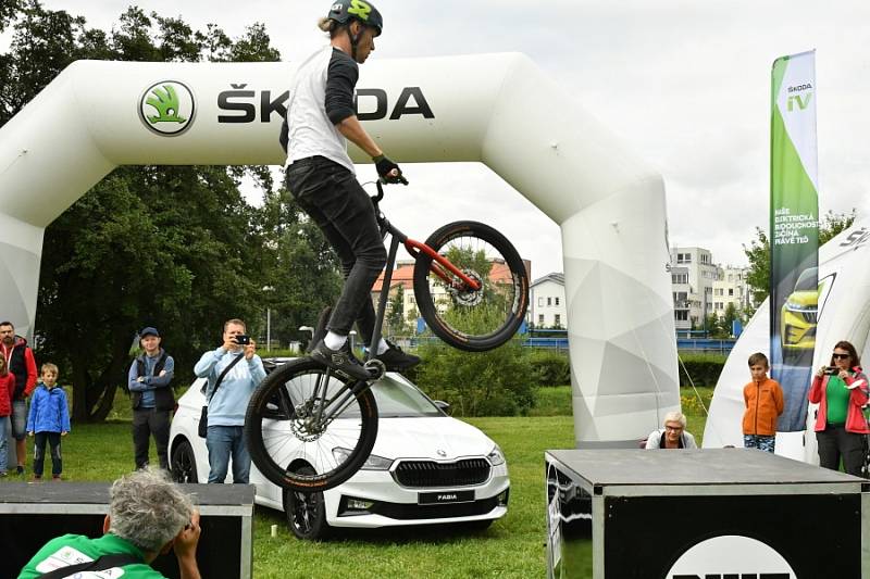 První ročník cyklistického závodu pro veřejnost L'Etape by tour de France.