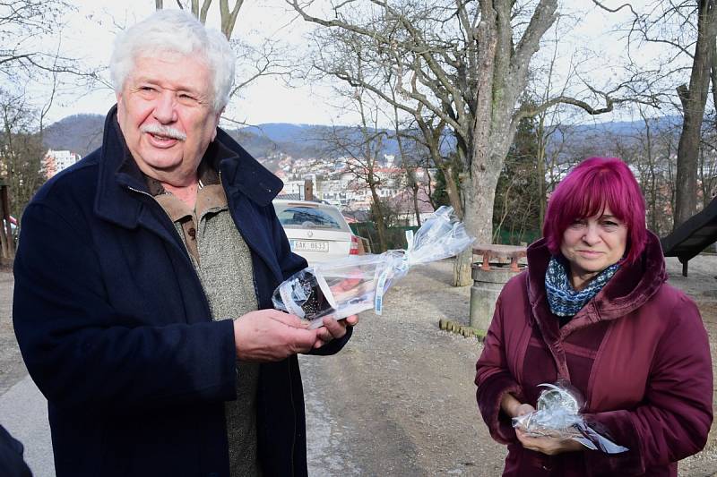 Z oslavy dvacátých narozenin medvědů Kuby a Matěje v areálu medvědária na Městské hoře v Berouně.