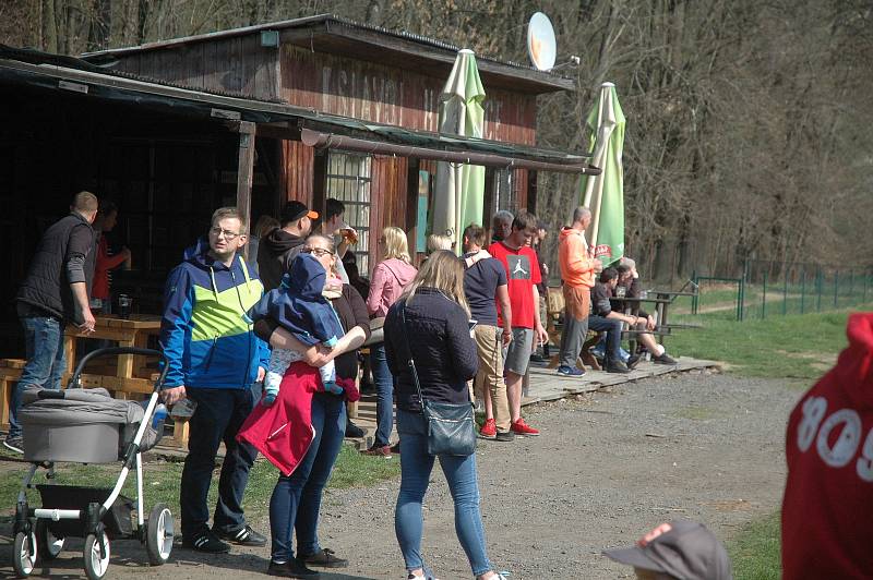 V souboji o první místo v B skupině čtvrté třídy vyhrály Praskolesy (v oranžovém).