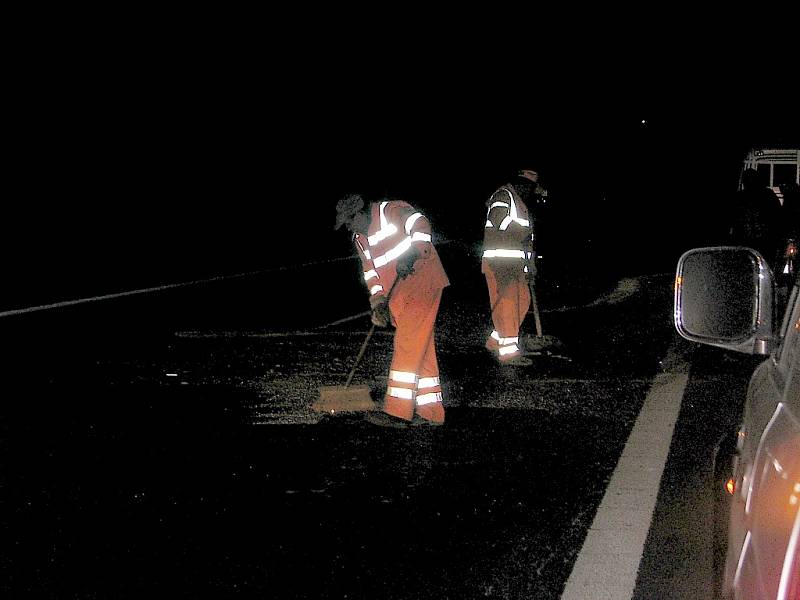 Několik dopravních nehod v úterý v noci zcela zablokovaly dálnici D5