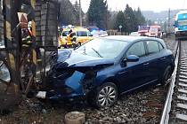 Řidička v osobním voze vyjela v Černošicích ze silnice a narazila do sloupu trakčního vedení.