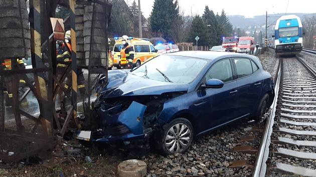 Řidička v osobním voze vyjela v Černošicích ze silnice a narazila do sloupu trakčního vedení.