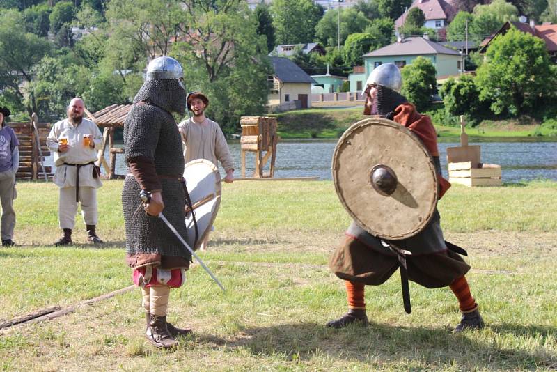 Letošní ročník Velké bitvy v Nižboru, který se konal v sobotu na prostranství Panské louky u řeky Berounky, přinesl přenesl návštěvníky nejen do středověku, ale i do období druhé světové války.