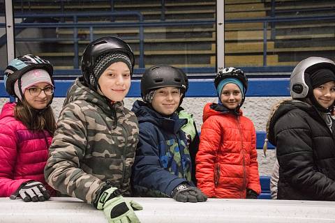 Žáci králodvorské základní školy vyrazili na oblíbené bruslení na zimním stadionu v Berouně.