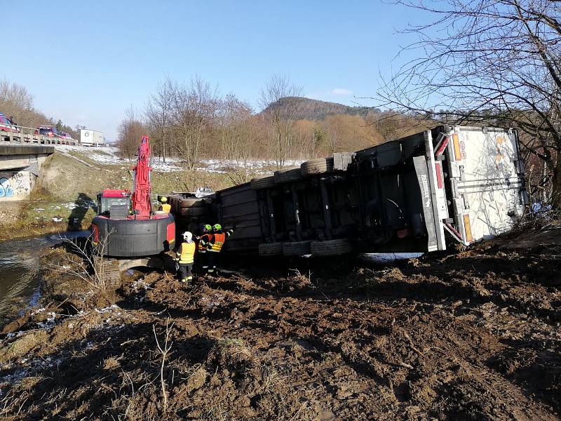 Dopravní nehoda nákladního automobilu na plzeňské dálnici.