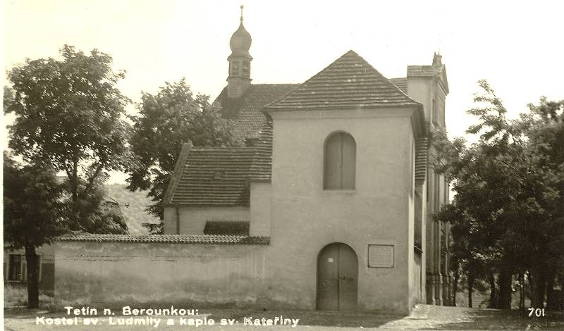 Kostel sv. Kateřiny po opravě v roce 1929. V domku zcela vlevo sídlila v letech 1737-1835 první tetínská škola.