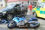 Dopravní nehoda osobního auta s motorkou v Chyňavě