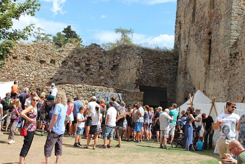 Stovky lidí a zejména rodiny s dětmi vyrazily v sobotu na hrad Točník, kde se konal další ročník akce Oživlá historie.