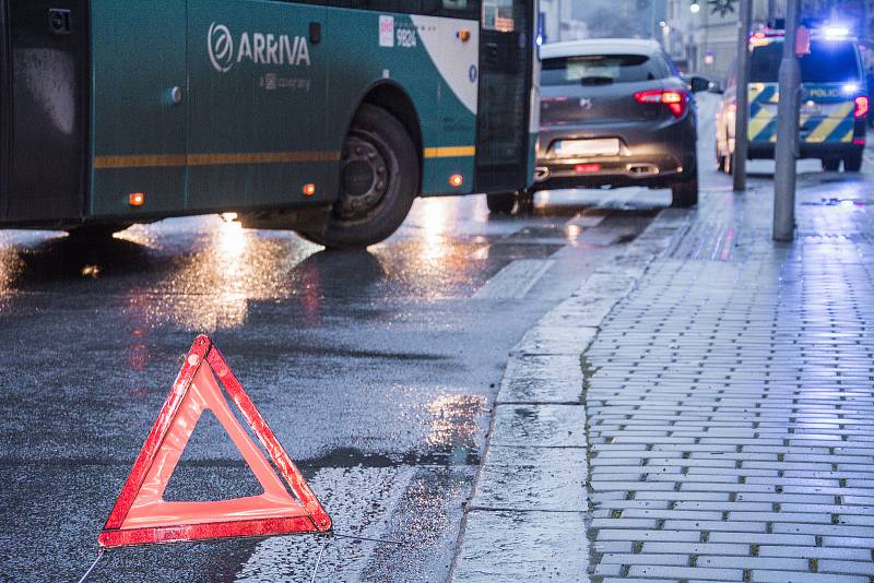 Dopravní nehoda v Plzeňské ulici v Berouně: autem sražený chlapec na přechodu pro chodce.
