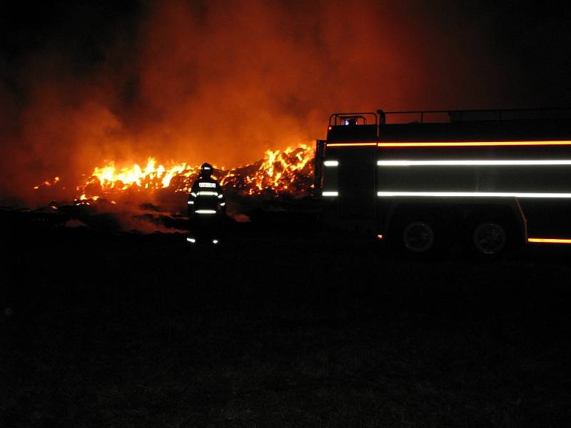 Ve Vižině vzplál stoh, hasiči museli ochlazovat deset metrů vzdálenou budovu s hospodářskými zvířaty