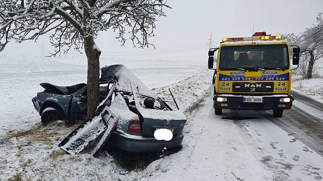 Řidička nezvládla na silnici mezi Unhoští a Pavlovem na zasněžené vozovce řízení, dostala smyk a narazila do stromu.