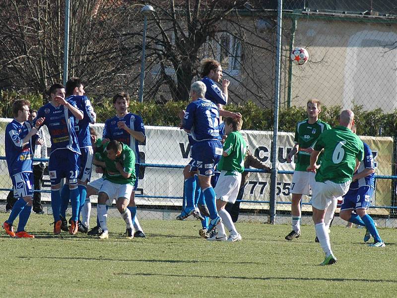 Fotbalisté Králova Dvora porazili Chomutov 2:0.