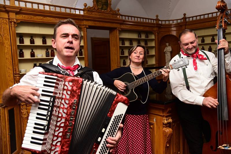 Z vernisáže výstavy fotografií Vladimíra Kasla v Muzeu Českého krasu v Berouně.