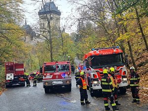 Z hasičského cvičení na hradě Karlštejn.