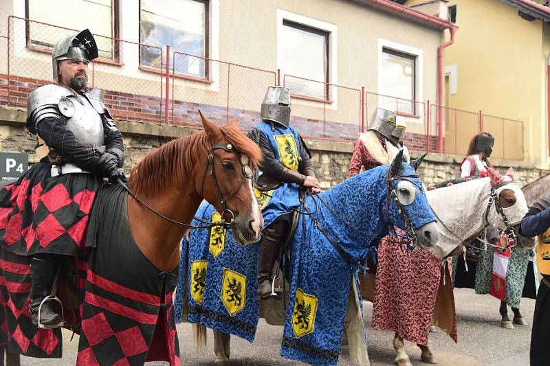 Z císařského průvodu v rámci Karlštejnského vinobraní.