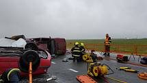Cvičení složek integrovaného záchranného systému na letišti u Tlustice: zásah u vážné hromadné dopravní nehody.