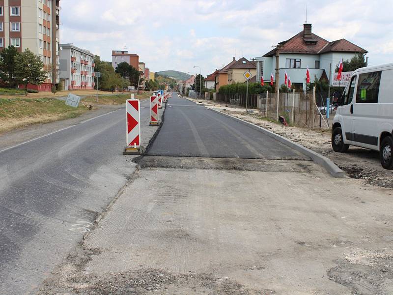 Na silnici v Plzeňské ulici se začal pokládat nový asfalt.