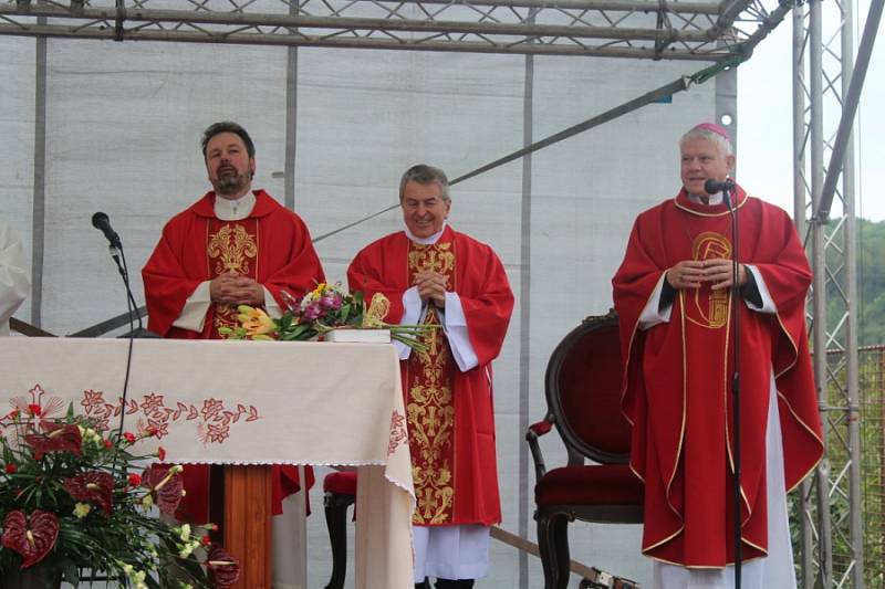 Desítky Ludmil z Česka, ale i Slovenska a stovky dalších lidí přijely v sobotu na Svatoludmilskou pouť, která se už tradičně konala v obci Tetín.