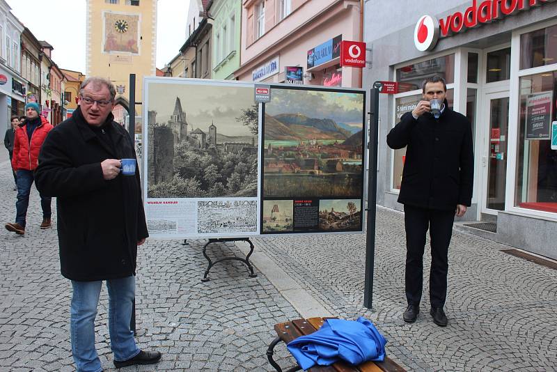 Ze zahájení výstavy Beroun v obrazech v Palackého ulici v Berouně.