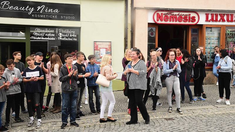 Ze slavnostního zahájení výstavy 'Vzpomínky na Sametovou revoluci' v Galerii Pěší zóna v Palackého ulici v Berouně.