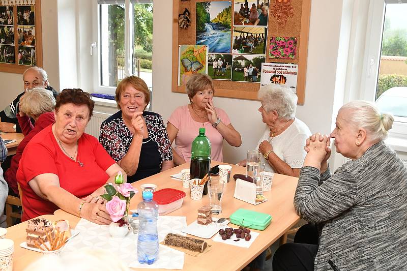 Ze zábavného odpoledne pro seniory s kapelou Milana Bartošíka v Domě s pečovatelskou službou v Králově Dvoře.