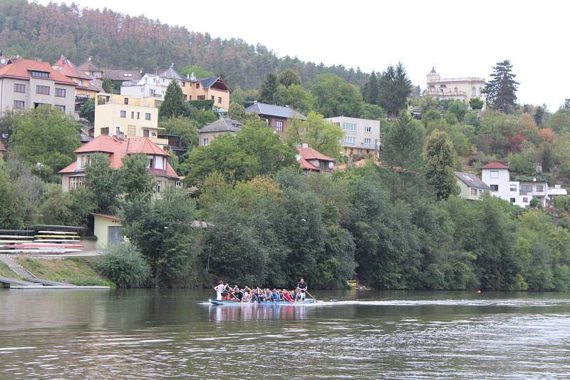 V berounském autokempu bylo o víkendu rušno. Konal se zde už 13. ročník závodů dračích lodí Berounský drak. Jeho součástí byl i Lunapark pro děti.