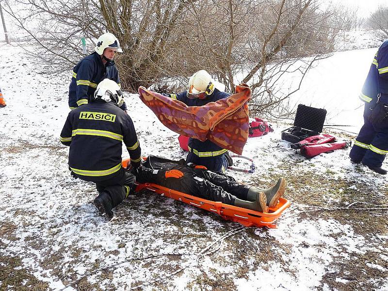 Hasiči zachraňovali bruslaře