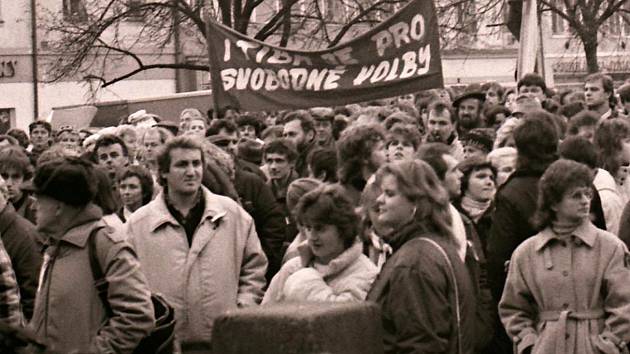 V listopadu 1989 bylo na Husově náměstí v Berouně velmi živo.