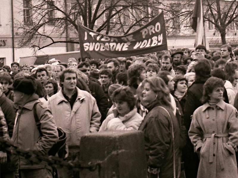 V listopadu 1989 bylo na Husově náměstí v Berouně velmi živo.