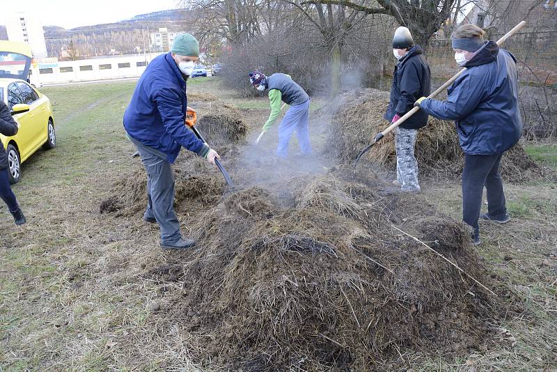 Práce na horkém kompostu.