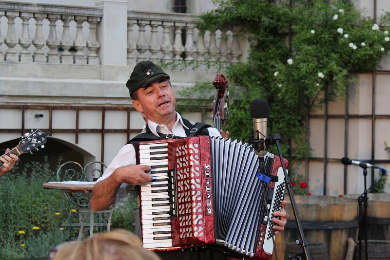 V zahradě zámku v Mníšku pod Brdy se v podání zadnotřebaňských ochotníků uskutečnila další derniéra muzikálu Postřižiny.