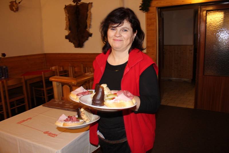 Chlebíčky, dortíky, káva, hudba a dobrá nálada provázely sobotní oslavu Mezinárodního dne žen v obci Tlustice.