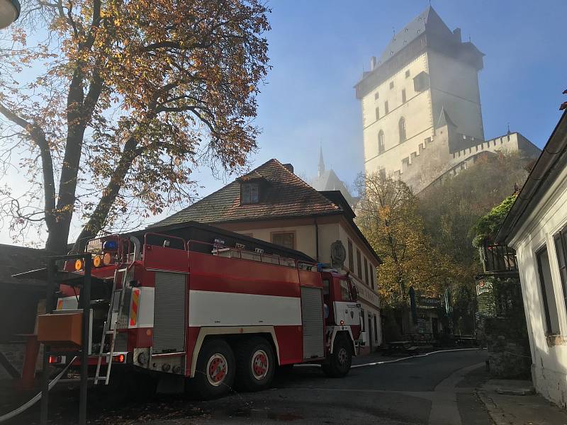 Cvičný požár hradu Karlštejn likvidovalo 14 jednotek.