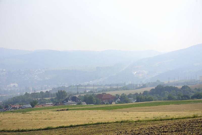 Modrý opar kouře z lesních požárů zahalil Beroun