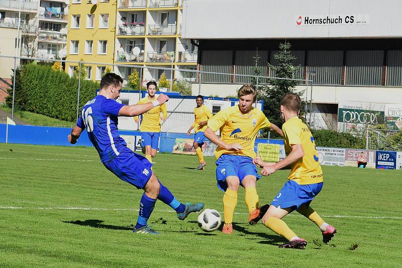 Fotbalisté Králova Dvora (v modrém) vyhráli středočeské derby.