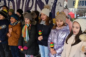 Děti berounských základních  škol vystoupily na Husově náměstí a zazpívaly koledy