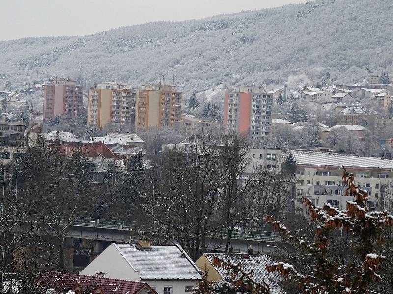 Zasněžená krajina při pohledu ze školní družiny.