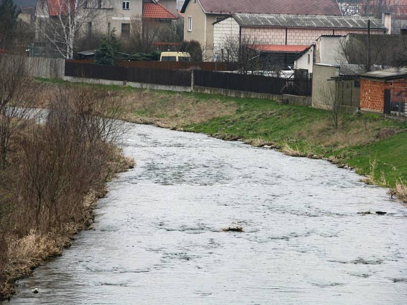 Nové koryto Litavky má své odpůrce. Jak se líbí vám v porovnání s tím na druhé straně mostu?