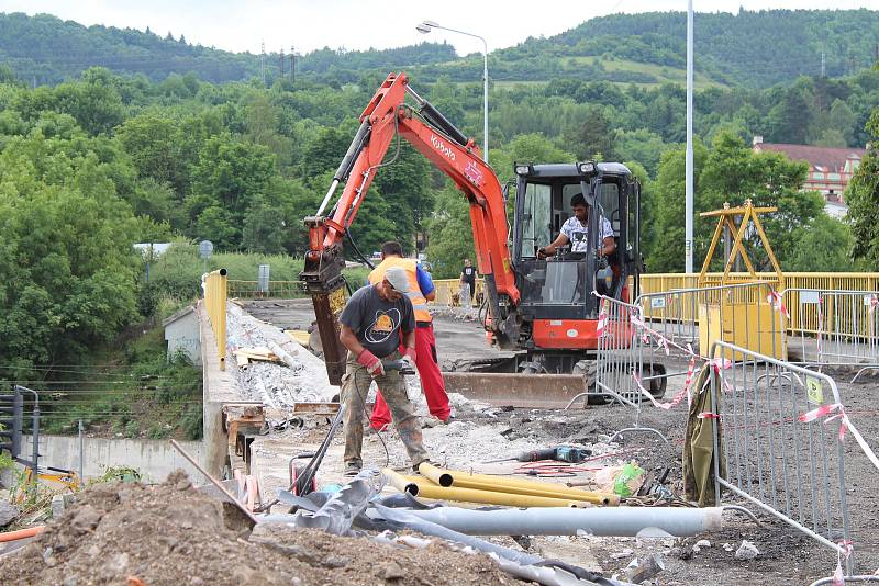 Obyvatelé Jarova, Tetína i Zavadilky si myslí, že stavební práce při rekonstrukci mostu na Zavadilku by mohly postupovat rychleji.