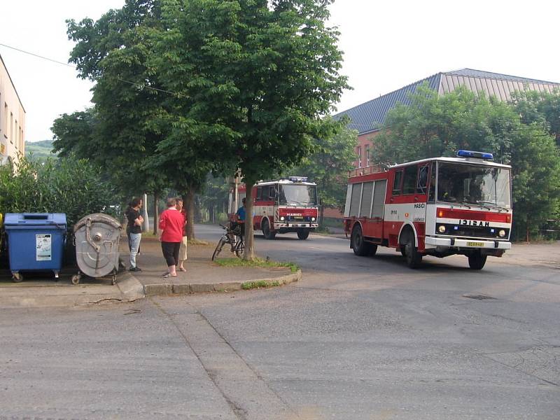 Požár zachvátil třípatrovou budovu bývalé Tiby