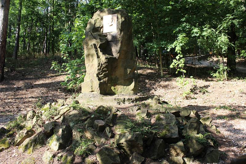 Lesopark Knihov ve Zdicích se stal oblíbeným místem pro pasivní i aktivní odpočinek.