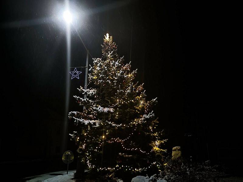 Vánoční strom městysu Liteň.
