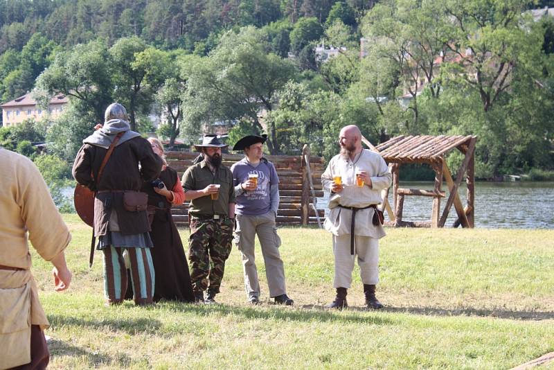 Letošní ročník Velké bitvy v Nižboru, který se konal v sobotu na prostranství Panské louky u řeky Berounky, přinesl přenesl návštěvníky nejen do středověku, ale i do období druhé světové války.