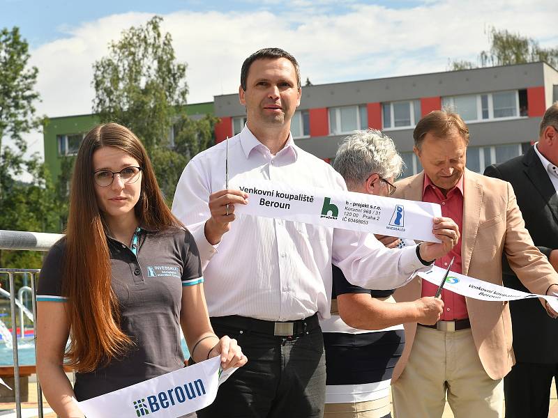 Ze slavnostního otevření berounského venkovního koupaliště na Velkém sídlišti.