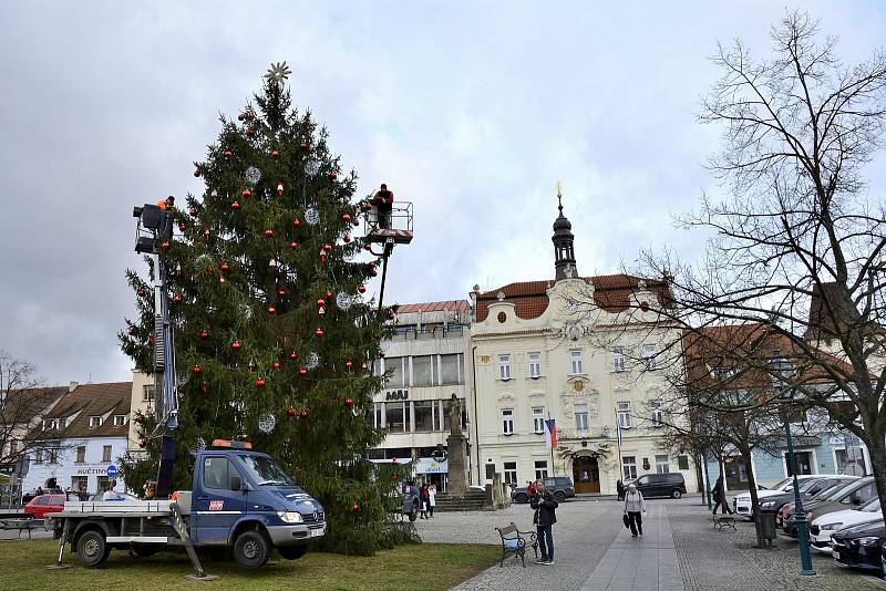 Zdobení stromu a instalace kluziště na Husově náměstí v Berouně.